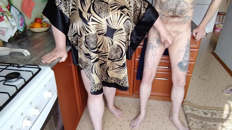 Zona901: compagno di stanza si masturba il mio cazzo in cucina