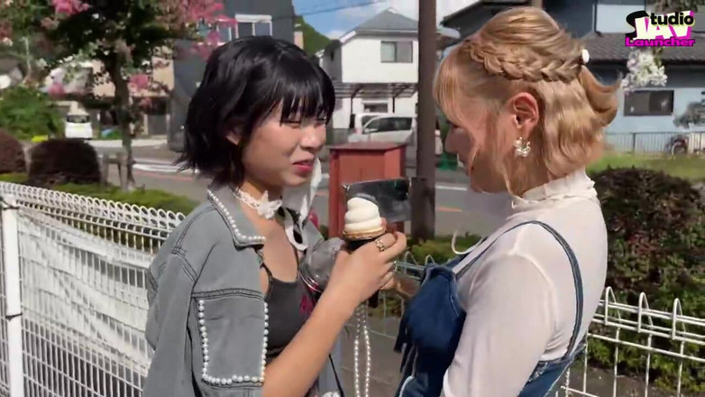 Studio JAV Launcher: 一个金发女郎和一个黑发美女在开阔的天空下分享狂野的激情。-一个