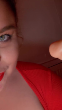 MILF Con Enormes Tetas Folla Y Estira Su Gran Culo En Un Consolador En El Baño