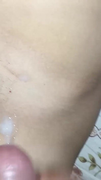 Abang tiri melepas celana dalam adik tirinya dan masturbasi