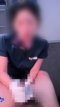 Aeromoça e sexo no avião, ela me faz ereto uma e outra vez até eu ficar à beira da ejaculação