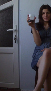 Sexy teen imbibe succo per farsi pipì