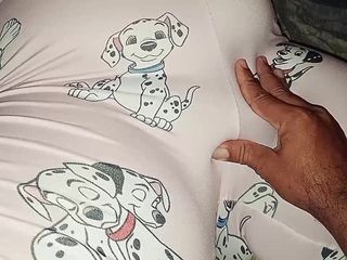 Casalsaodaporra: 继兄弟抓住他穿着睡衣的年轻继妹，让她射精