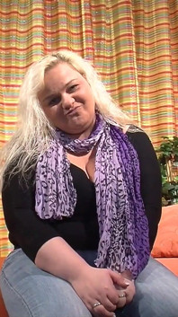 Niemiecka gruba blondynka głaszcze swoje duże cycki w obecności obserwatora, który filmuje ją masturbuje się cipką zabawkami erotycznymi