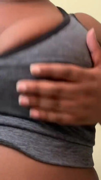 Poskakující mačkání mých obrovských prsou Spolu Mačkání mých bradavek