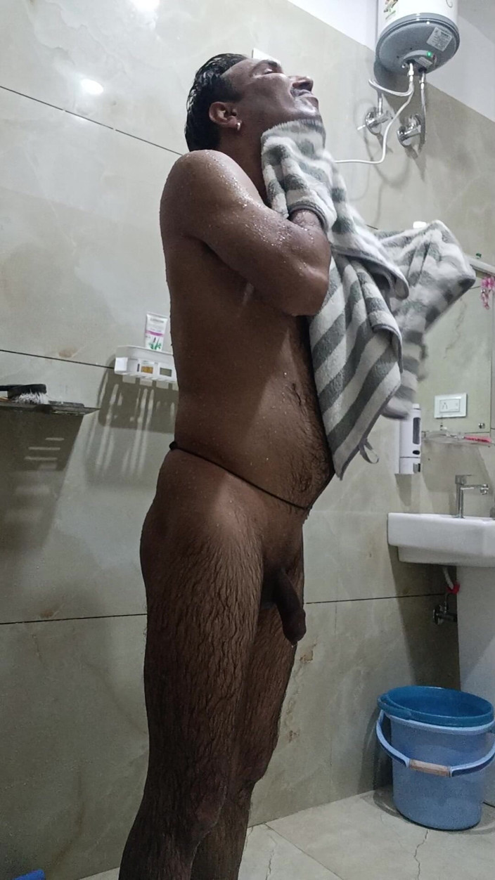 Rajasthani-old-lover: Lelaki desi India berkongkek dan mandi kasut dan melancap