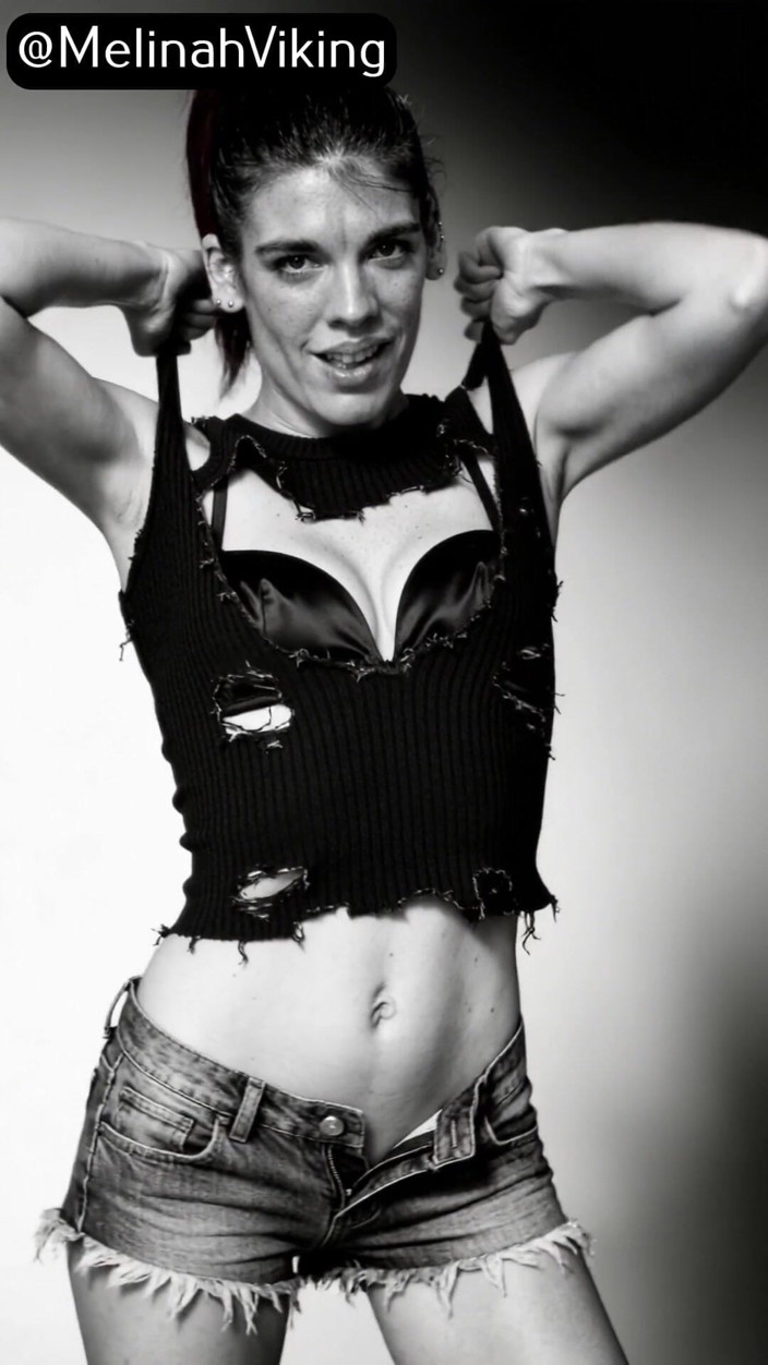 Melinah Viking: B &amp;w škádlení focení