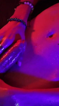 Ateşli sıska twink magic c büyük yarağını yağla sıvazlıyor kalın bir döl boşaltıyor