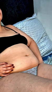 Nicole's Dikke Buik Plaagt Na Het Vullen - BBW-bank Schudden
