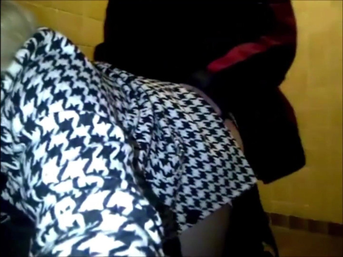 Dogging after dark: Divertimento in bagno pubblico vero gloryhole