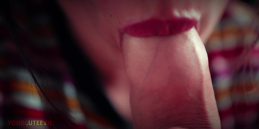 YourCuteEvil: Teder en gepassioneerd likken van de voorhuid 4K