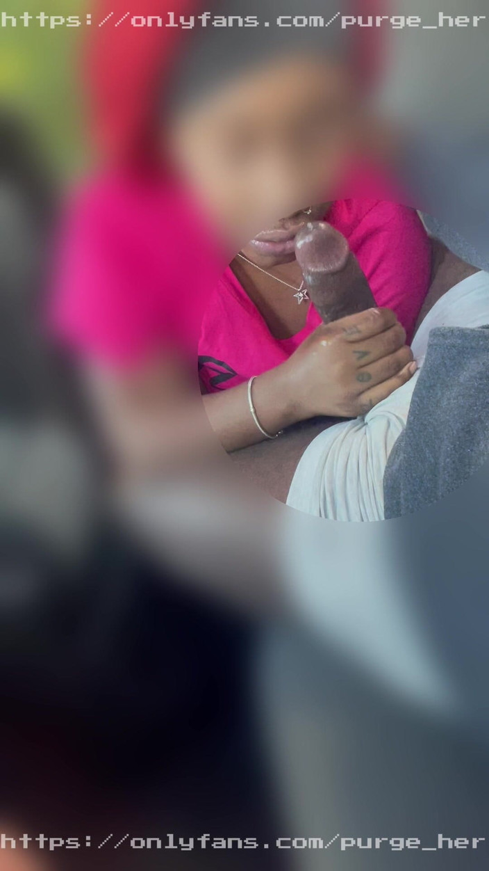 Purge_her: Große Lippen, Dicke Titten, Hübsches Mädchen Lutscht Schwanz so Gut...