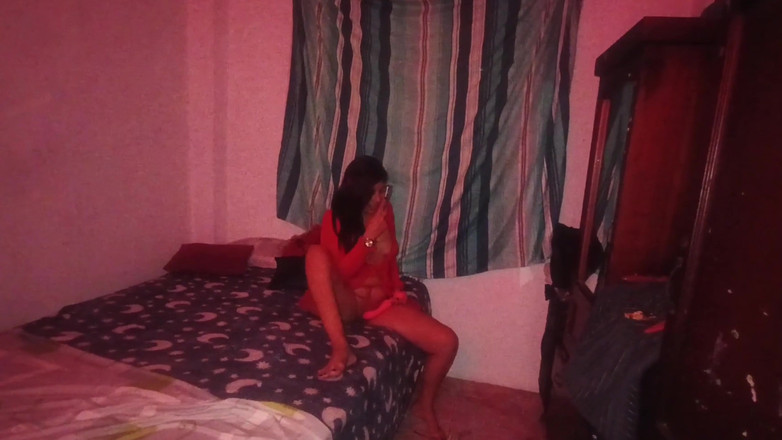 Lady: 年老いた継父は、美しく曲線美のある継娘が自慰行為をしているのを見つけ、二人は彼女と関係を持ちます。