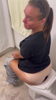 Yo en el baño tratando y empujando