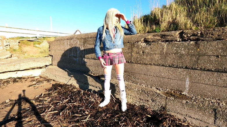 The Midnight Minx: Beach walk 1