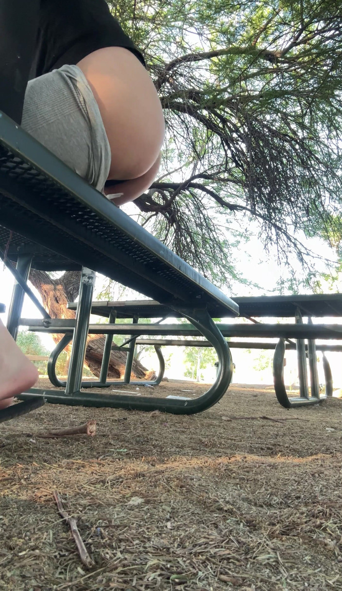 FemboyBella: Boleh nggak aku dudukin memekku?