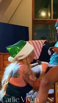 4K Carlie Vixen Sexy MILF Verde Gioca Con I Piercing Sulla Figa Quindi Succhia Un BBC Elfo per Il Primo Facciale