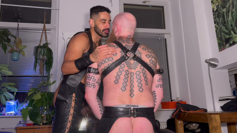 Latino4cumsluts: Svettigt läder Pappor Piss &amp;Barbacka