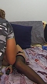 Rijpe brunette spuit wild tijdens intens poesje vingeren