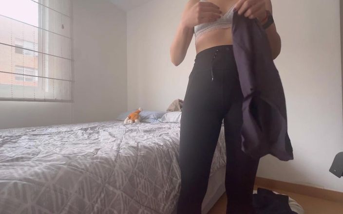 scarlettandc: Две девушки надели свою одежду из спортзала, трогают друг друга и показывают свои до оргазма