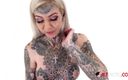 Alt Erotic: Татуированная Amber Luke скачет на дрожке в первый раз