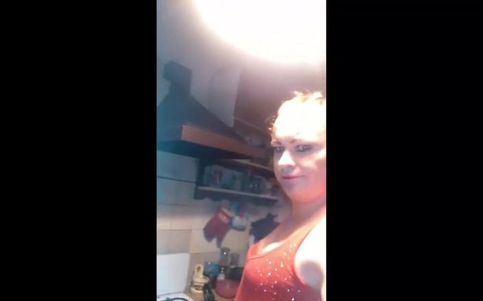 Dorisstar: Kadın kılıklı ev hanımı sabah kahvesi yapıyor