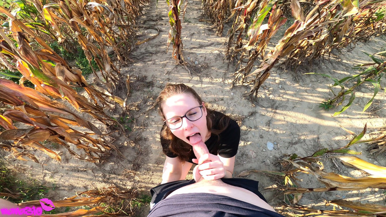 Mana310: 在玉米地操我并在我体内射精