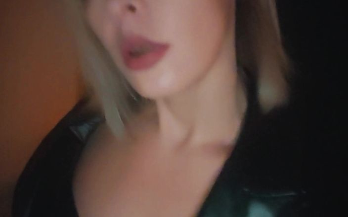 DeesseJulia: Voorbereiding van mijn dungeon en wetlook-outfit - Maitresse Julia