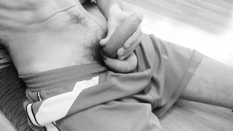 Elvissc: 美しい体を持つヴィンテージポルノ男性が完璧なペニスをマスターベーションし、大きな射精を吐き出す