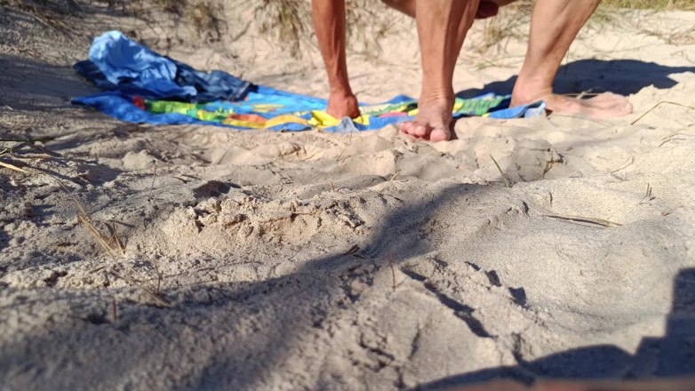 Ole63: Masturbazione in spiaggia