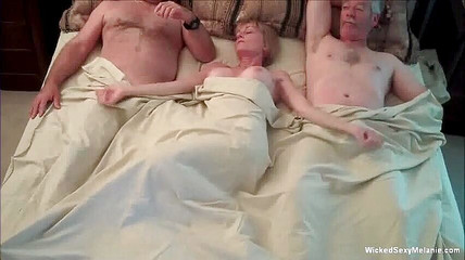 Wicked Sexy Melanie: Onverzadigbare rijpe blondine in een heet trio