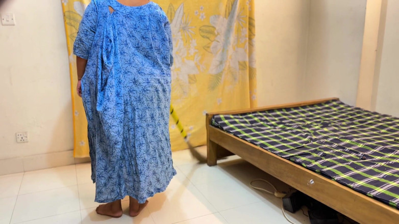 Aria Mia: Enormes tetas lechosas colgantes y culo caliente tía musulmana indonesia...