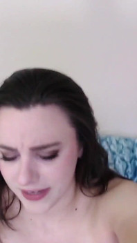 La monella camgirl ti minaccia e ti mostra