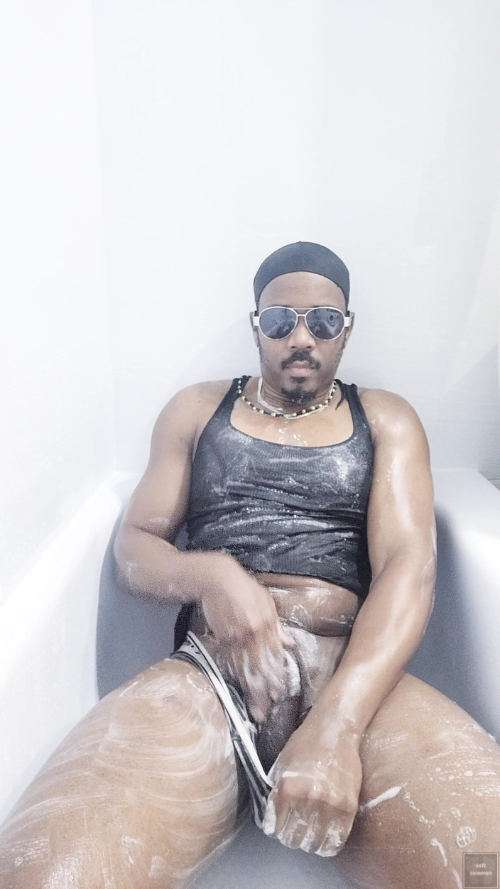 Soft Soleman: Tôi rửa cơ thể của mình trong bồn tắm 5