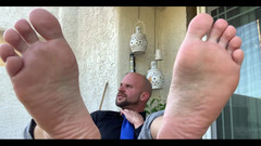 Jasons feet: इन पसीने से तर मोज़े को मारना