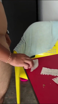 Üvey kız kardeş benden oynamamı istemeye geliyor ve sonunda ateşli oyunlar oynuyoruz