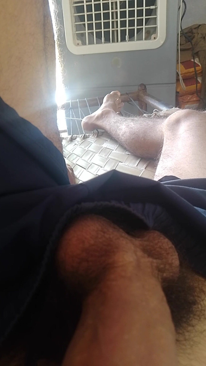 Bhagirth jaat: Queridos amigos, olha como estou balançando o pênis com firmeza.