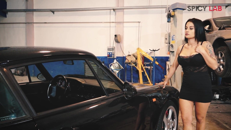 Spicy Lab Production: Sletterige garage 1- sletterige milf neukt een lichaamswerker in een garage....
