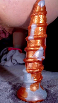 Pantat diregangkan mendalam dengan dildo besar