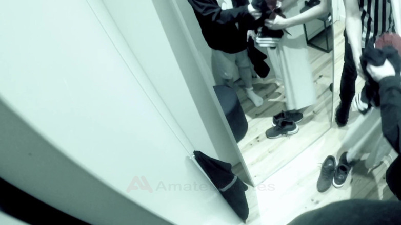 AmateurMates: Cómo seducir a un joven vendedor en el probador
