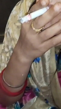 Priya si ibu rumah tangga india yang lagi sange berat dipake sama dewar di kamar mandi