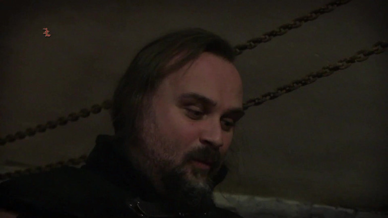 Inquisition and prison world: Tre flickor i bur matas på ett speciellt sätt