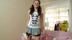 Full porn collection: Dünnes college-teene Irene wurde beim anal masturbieren erwischt und in...