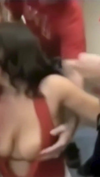 Una ragazza di 18 anni che ingoia tutto