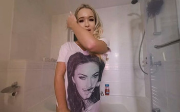 Stripz VR: Vú đầy xà phòng