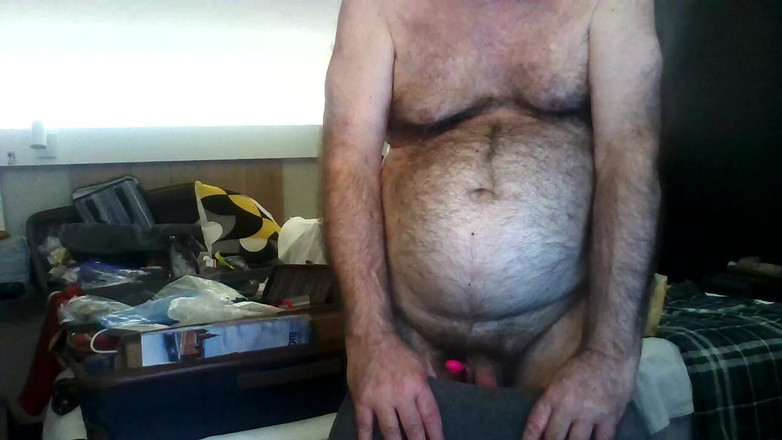 Coach Karl dude lodge: Entrenador Karl De Pie Y Mostrando Su Piel