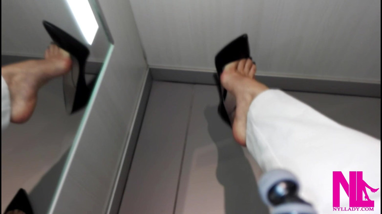 Nyllady: Baumeln und im Schuhspiel in schwarzem Pattent pumpt in einem...