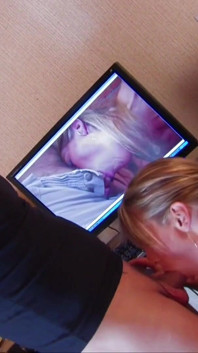 Blondă zveltă care se bucură de sex anal dur