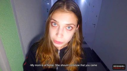 Пока родители дома, мы трахаемся на лестнице