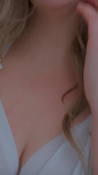 Un chat épicé allume la frénésie de jouet violets d’une MILF dans une chemise de nuit torride - regardez-moi chevaucher un gode !
